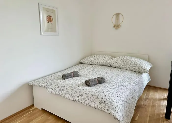 Modern Danube With Balcony & Free Parking *