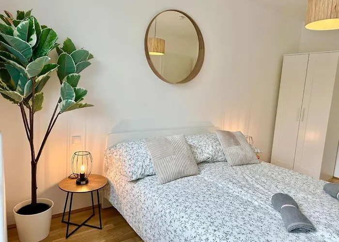 Modern Danube With Balcony & Free Parking דירה