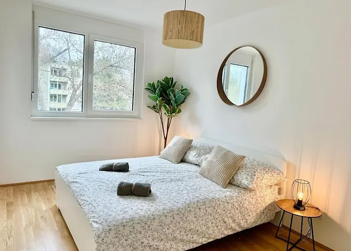 Modern Danube With Balcony & Free Parking דירה וינה