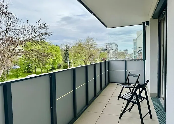 Modern Danube With Balcony & Free Parking *
